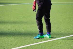 サッカーにおけるACL断裂を予防するための人工芝用スパイクスタッドは？